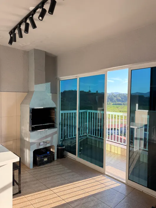 Área gourmet com churrasqueira e vista para a serra