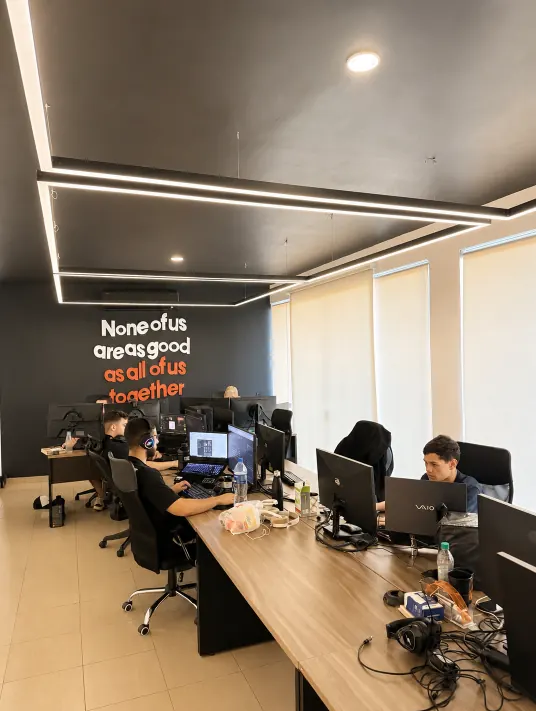 Escritório da Digital Scale com a equipe trabalhando nas bancadas